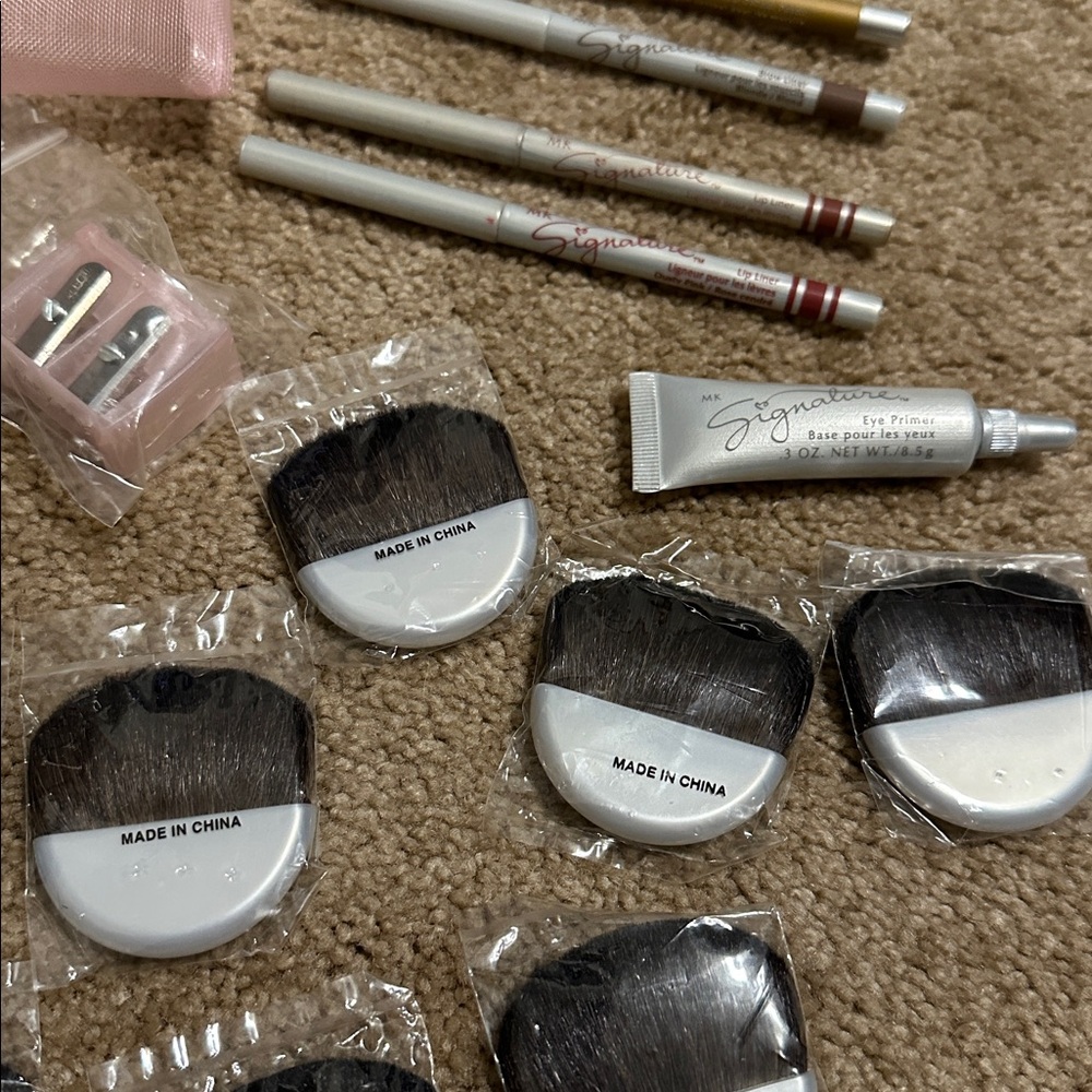 Mary Kay Signature Collection of brushes and liners - Picture 3 of 6